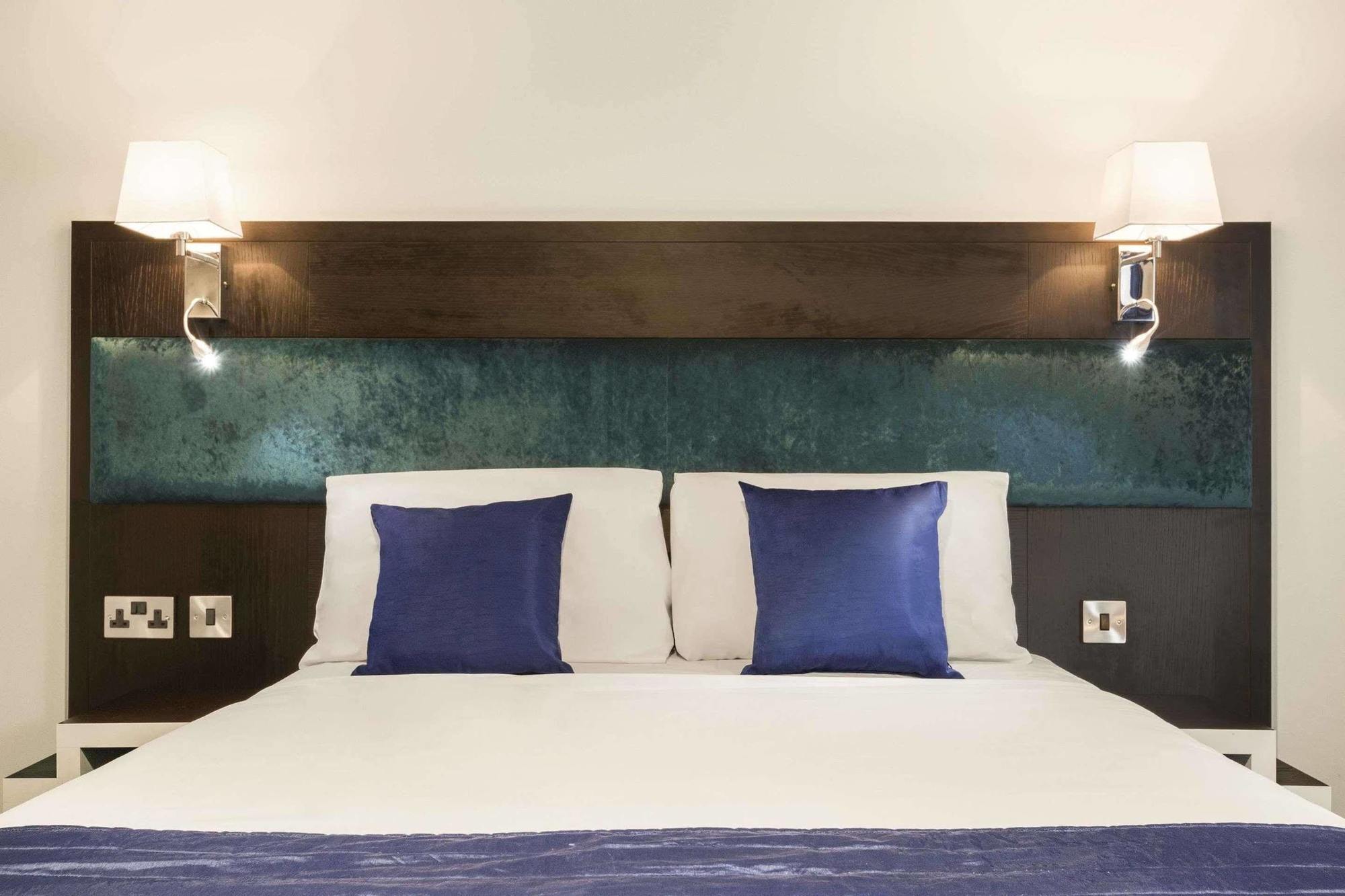 รามาดา บาย วินด์แฮม ออกซ์ฟอร์ด Hotel Waterstock ภายนอก รูปภาพ